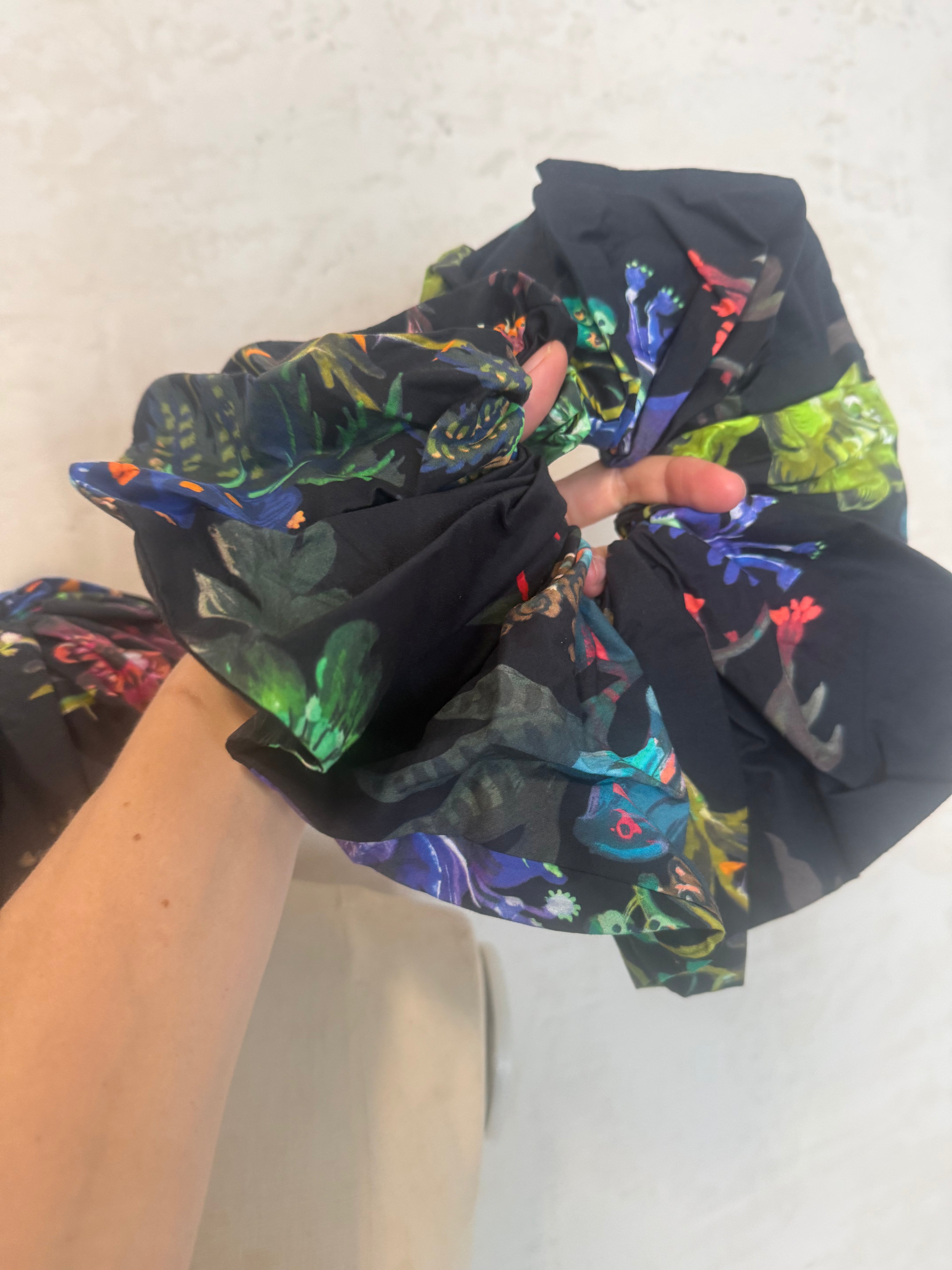 JUNE SAMPLE SALE GIANT WITCH FLOWER SCRUNCHIE
